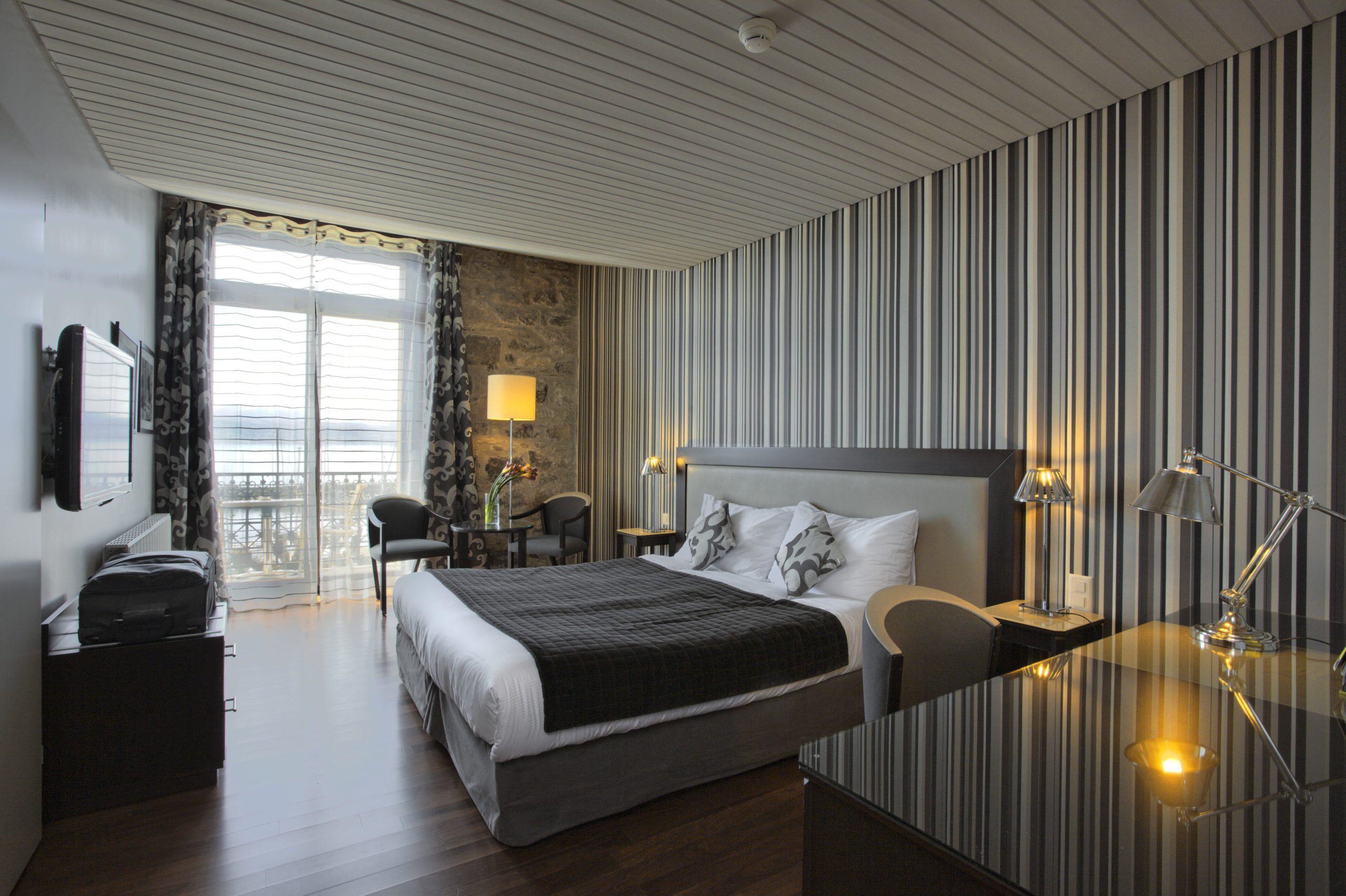 Chambre Deluxe Vue Lac Balcon.jpg