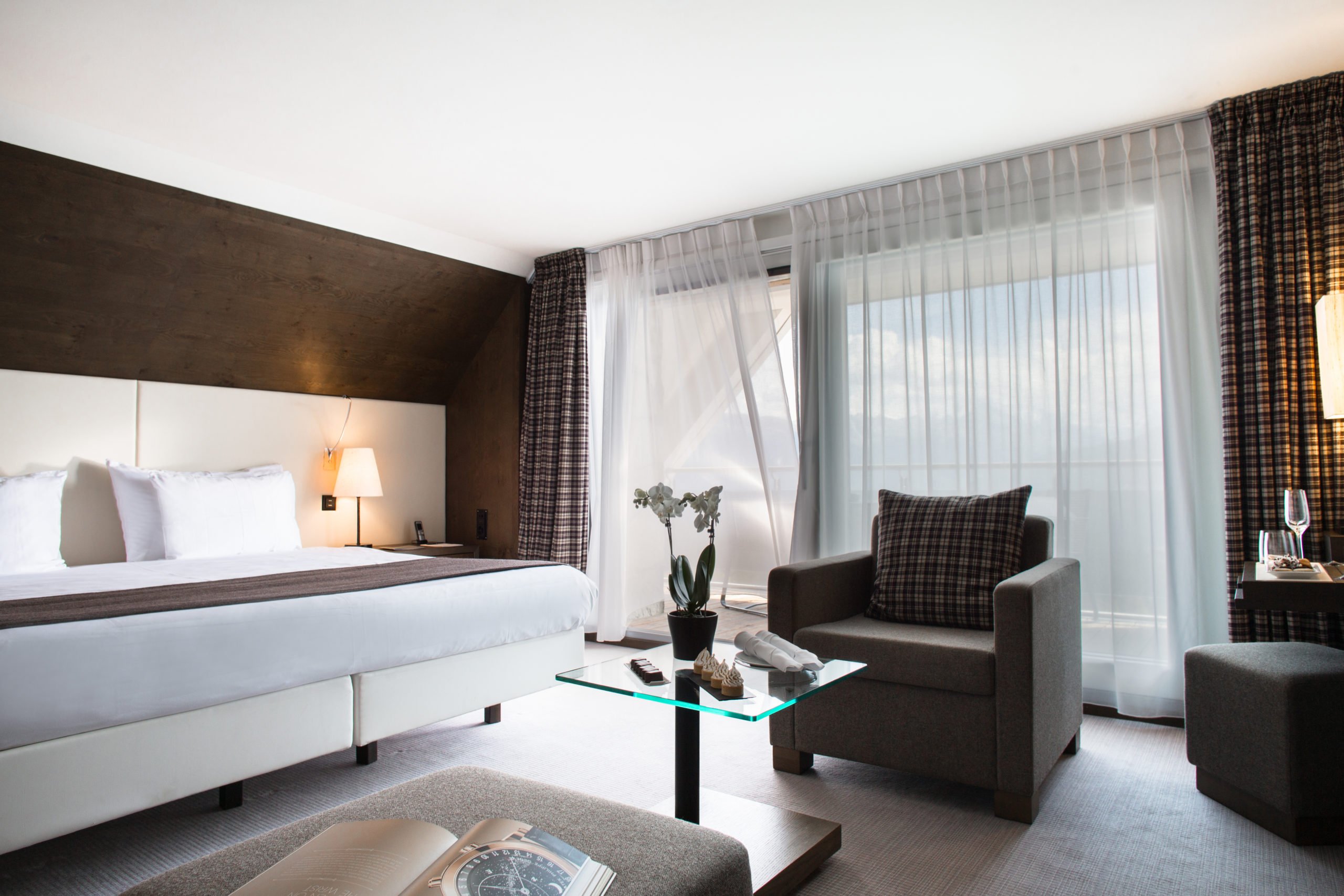 Crans Ambassodor Crans Montana Chambre.jpg