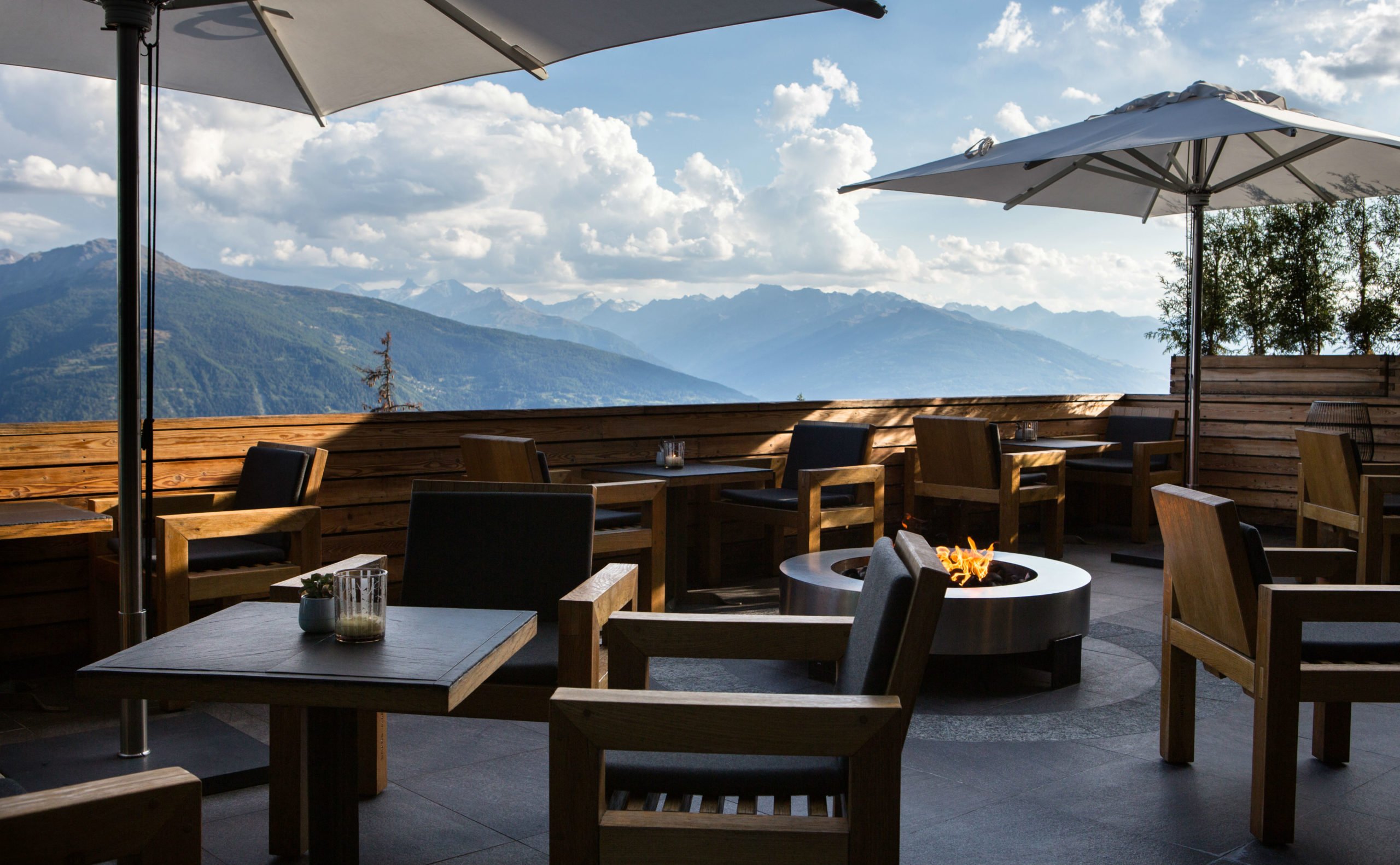 Crans Ambassodor Crans Montana Terrasse Avec Feu Ret.jpg