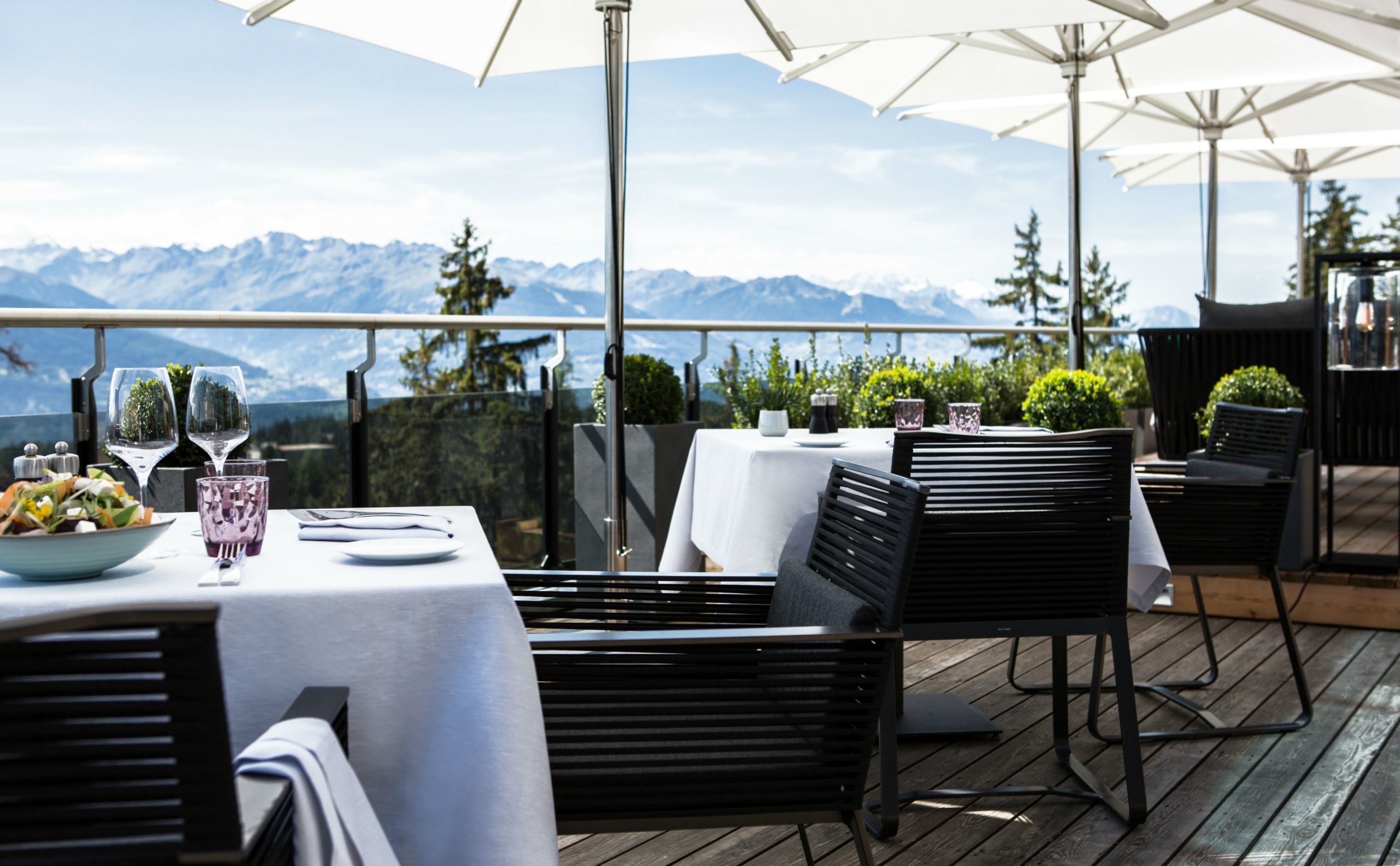 Crans Ambassodor Crans Montana Terrasse Ret.jpg