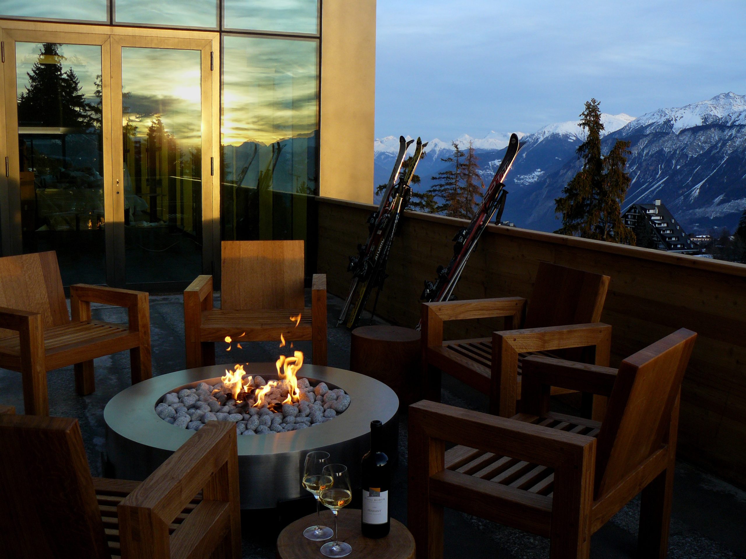 Crans Ambassodor Crans Montana Terrasse Ski.jpg