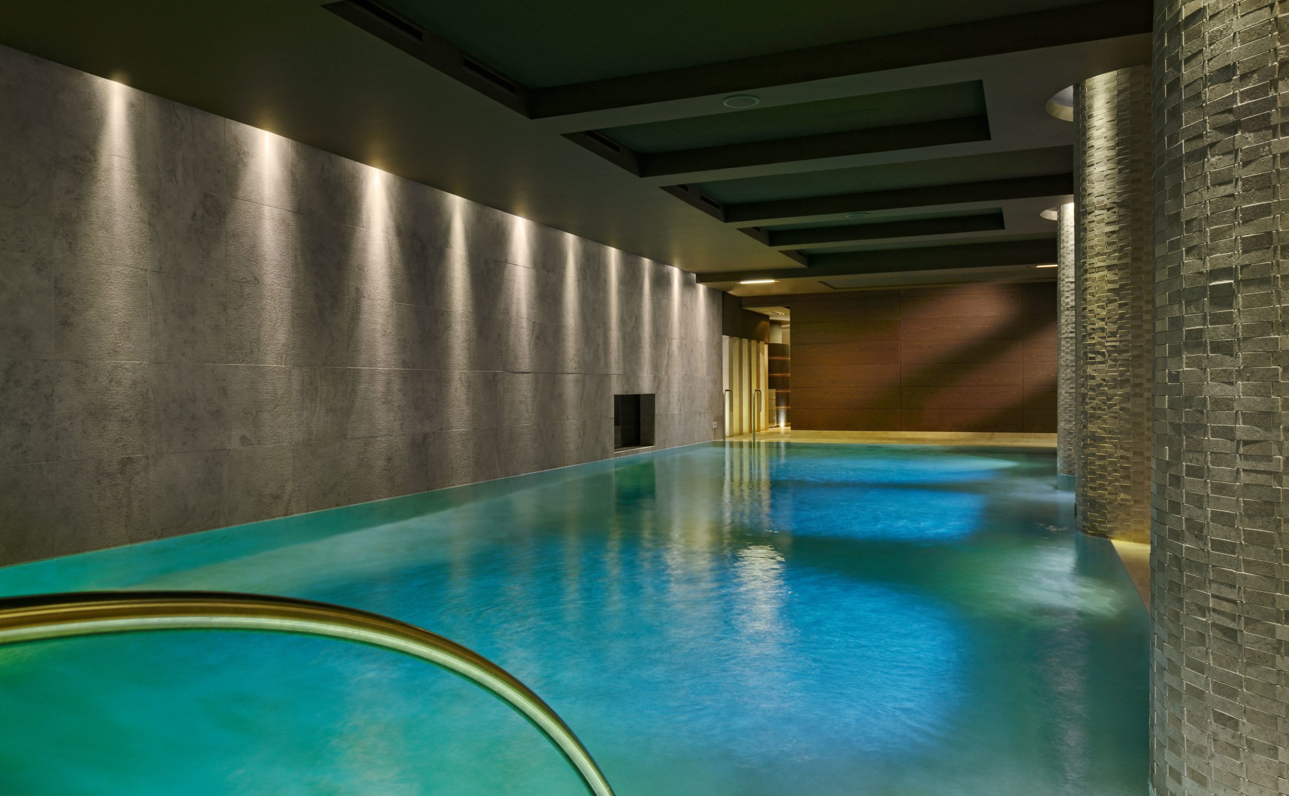 Guarda Golf Hotel Crans Pool 01 Ret.jpg