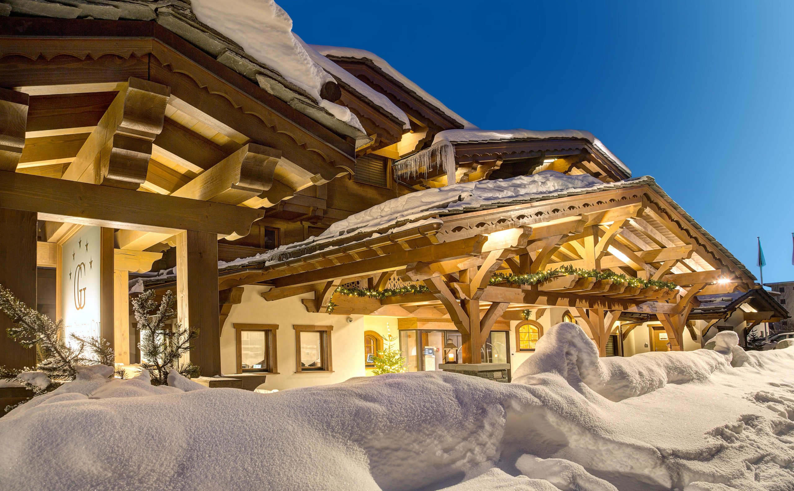 Guarda Golf Hotel Crans Winter Night Front Entrance Ret.jpg
