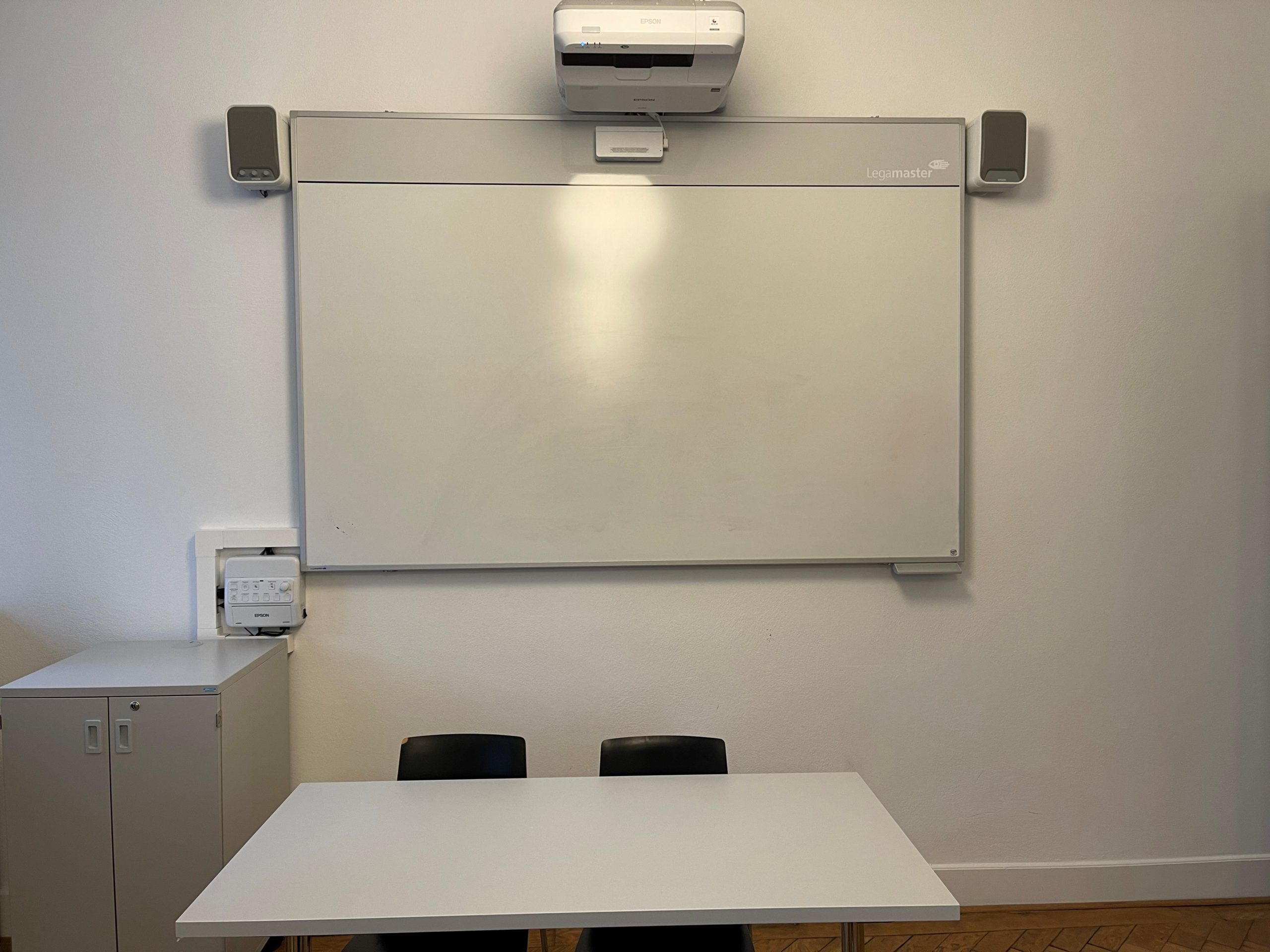 Geneva Hostel Salle De Seance.jpg