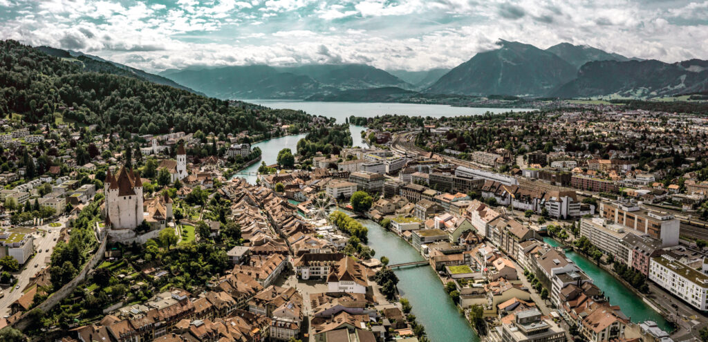 Luftaufnahme Panorama Der Thuner Altstadt Mit See Und Schloss.